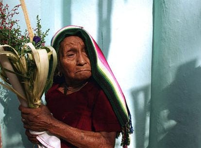 Una mujer del pueblo de Panchimalco (cerca de San Salvador), retratada en la procesión del Domingo de Ramos el 1 de abril de 2007.