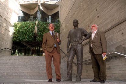 Antonio Miró, a la izquierda, y Fernando Higueras en la <i>Corona de espinas</i> de la Ciudad Universitaria de Madrid, en 2000.