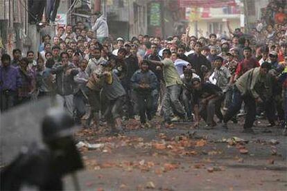 Seguidores de la oposición nepalí lanzan piedras a la policía durante una manifestación en Katmandú.