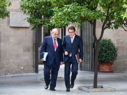 Andreu Mas-Colell i Artur Mas surten d'una reunió de Govern, el 2013