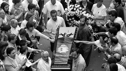 Vecinos de Ermua acompañan el féretro de Miguel Ángel Blanco, asesinado por ETA el 13 de julio de 1997.