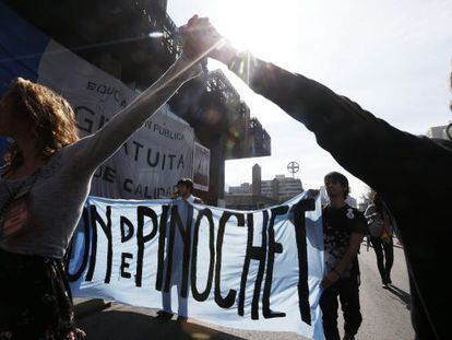 Una manifestaci&oacute;n contra el legado de Pinochet en Santiago.