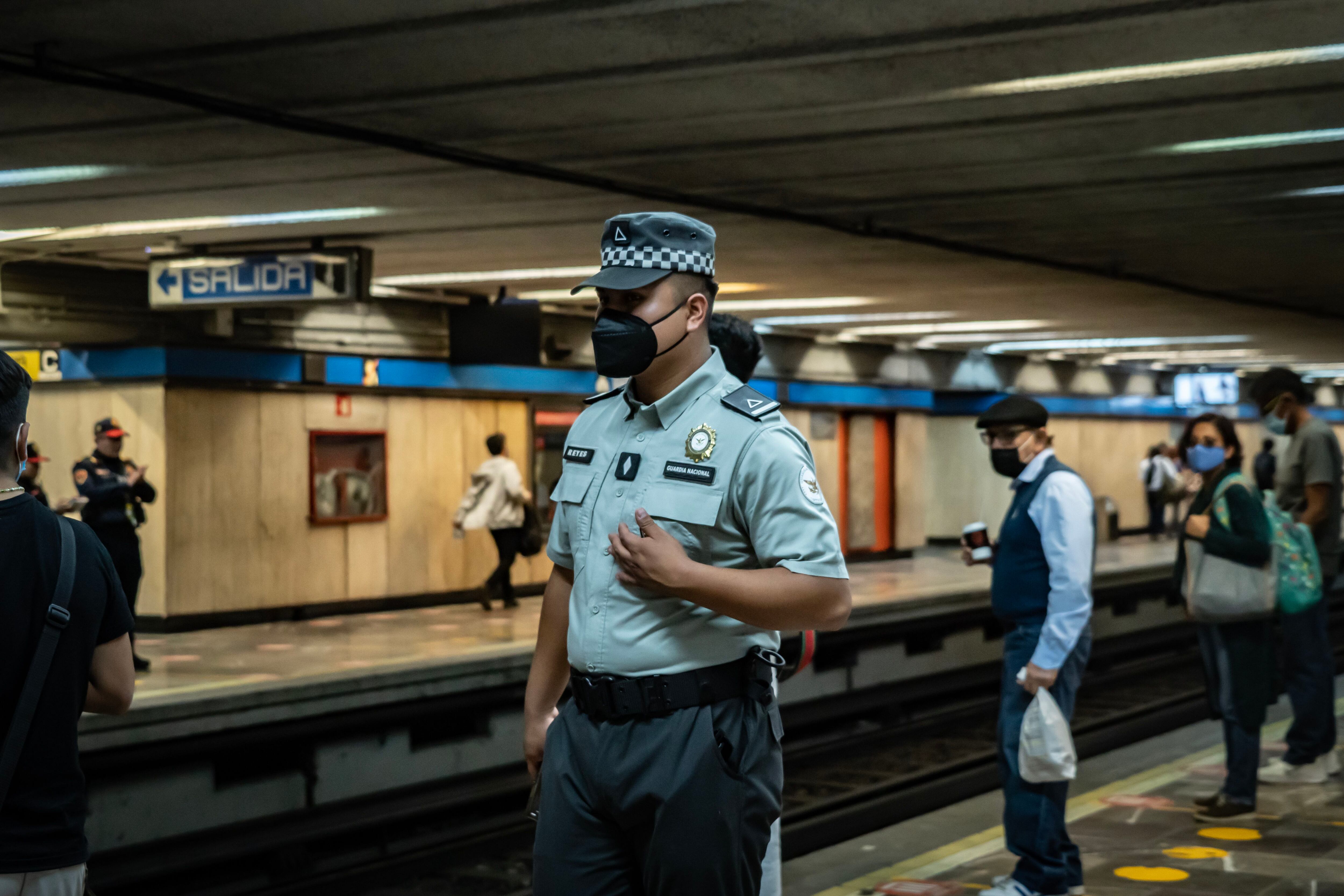 Un elemento de la Guardia Nacional, resguarda una estación del metro de Ciudad de México.