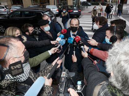 El diputado de UPN, Carlos García Adanero, ofrece declaraciones a los medios a su llegada a la sede de Unión del Pueblo Navarro (UPN) antes del Comité Ejecutivo, este viernes.