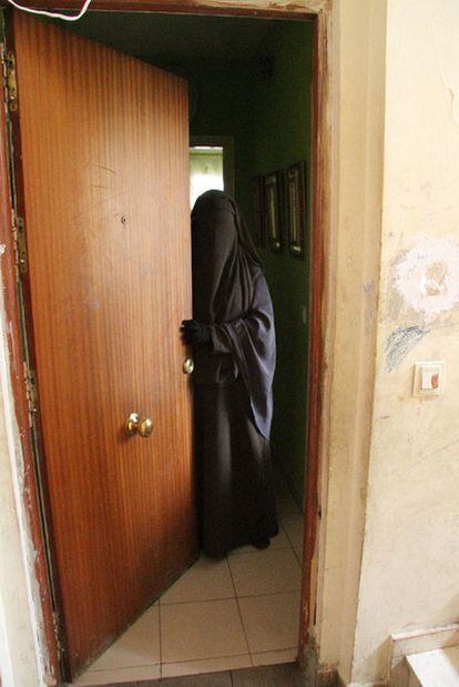 Chadia, de 15 años, dejó sus estudios por llevar burka.
