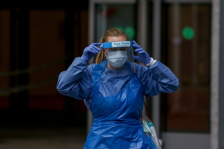 Una técnico sanitario en el exterior del hospital temporal de la Comunidad de Madrid en IFEMA para pacientes con Covid-19, en Madrid el 31 de marzo de 2020.
31 MARZO 2020
Ricardo Rubio / Europa Press
31/03/2020