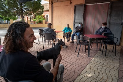 Vecinos de Benifairó de la Valldigna disfrutan en una terraza de la localidad.
