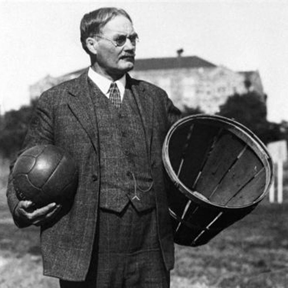Sin personal leyendo Autenticación James Naismith, el profesor que inventó el baloncesto con dos cestas de  melocotones | Deportes | EL PAÍS