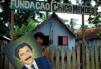 Un joven sostiene un retrato del activista Chico Mendes, en Acre, Brasil, en 1989.
