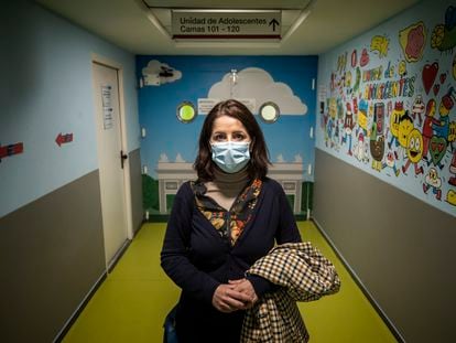 Paloma, madre de una de las menores ingresadas, frente a una de las puertas de seguridad en el acceso a la unidad de psiquiatría infanto-juvenil del Hospital Gregorio Marañón en Madrid.
