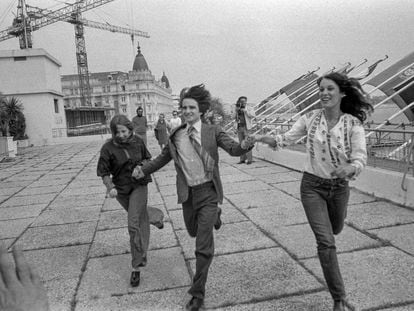 Françoise Lebrun, Jean-Pierre Léaud y Bernadette Lafont, intérpretes de 'La mamá y la puta', corren durante el Festival de Cannes de 1973.