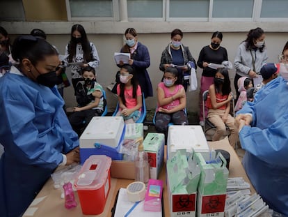 Personal médico las vacunas para un grupo de niños menores de 11 años contra el COVID-19 en Ciudad de México, el 25 de julio.