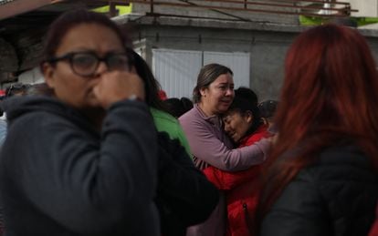 Dos mujeres, familiares de uno de los reos del Cereso número 3, se abrazan afuera del penal tras el motín de este domingo.