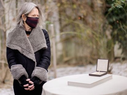 Louise Glück posa junto a la medalla de su premio Nobel, en Cambridge, en diciembre pasado.