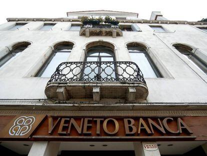 Entrada del Veneto Banca, en Venecia (Italia).