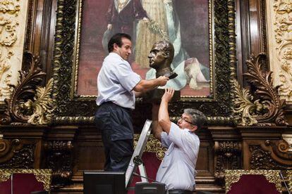 Funcionarios retiran el busto de Juan Carlos I del Ayuntamiento.