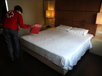 El hotel Holiday Inn Madrid-Las Tablas, gestionado por Cruz Roja durante el estado de alarma, volverá a acoger a personas sin hogar infectadas por coronavirus.