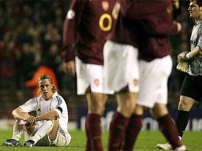 Guti, desolado tras la eliminación del Madrid en Highbury.