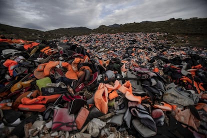 Chalecos utilizados por migrantes que cruzan desde Turquía a Grecia se acumulan en la localidad de Mithimna, al norte de la isla de Lesbos.