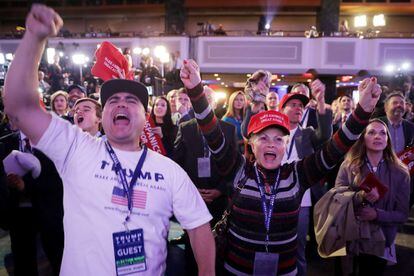 Seguidores del candidato republicano celebran los últimos resultados en el hotel Hilton Midtown de Nueva York.