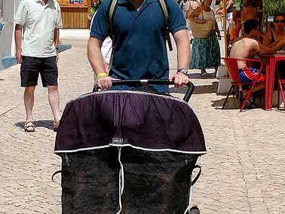 Gerry McCann paseaba ayer con sus hijos gemelos por Aldeia da Luz.