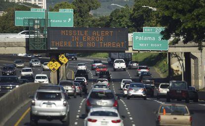 Cartel en una autopista de Honolulú en 2018 anunciando que la alerta de un ataque fue un error.