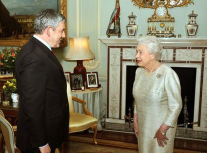 Isabel II saluda a Gordon Brown en el palacio de Buckingham en mayo de 2010. Entonces, el que había sido primer ministro durante tres años acudía a presentarle su renuncia.