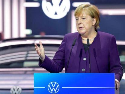 La canciller alemana Angela Merkel da un discurso durante la ceremonia de inauguración de la línea de producción de un nuevo modelo eléctrico de Volkswagen en Zwickau, Alemania, 4 de noviembre de 2019.