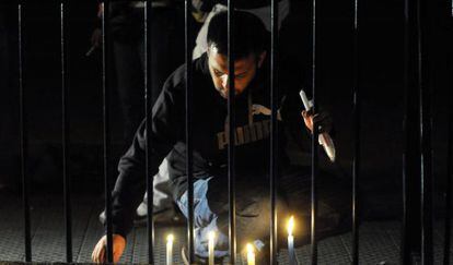 Un hombre enciende una vela frente al hospital donde ingresaron a Daniel Zamudio.