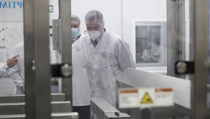 El presidente del Gobierno, Pedro Sánchez, en la visita a los laboratorios de Rovi en Madrid, en noviembre.