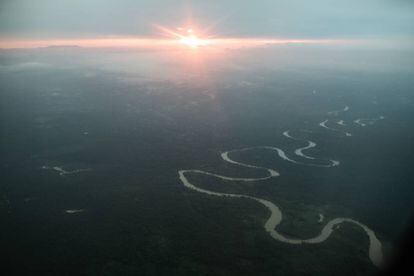 Imagen panorámica de la selva amazónica del Caquetá, amenazada por la explotación de recursos no controlada y la deforestación.