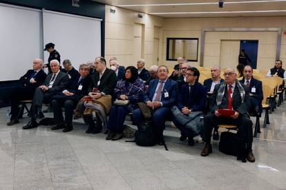Los acusados por la ampliación del puerto de Gijón (Asturias), en enero de 2023, durante el juicio celebrado en la Audiencia Nacional.