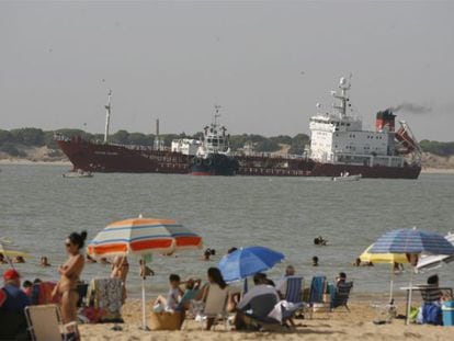 Un barco carguero varado en el Guadalquivir.