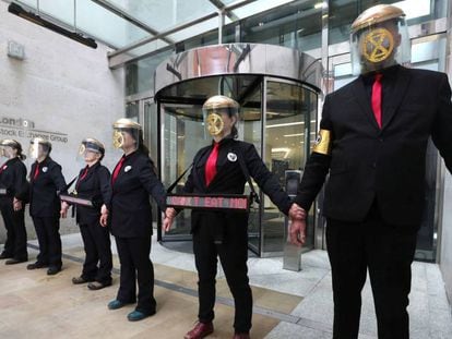 Manifestantes pegados con cola en la Bolsa de Londres. En vídeo, imágenes de las protestas en Londres.