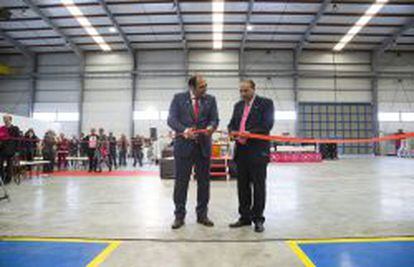 El CEO de Cristalinas, Alfonso Pérez, y el alcalde de Ontígola, José Gómez, inauguran la planta en la localidad toledana.