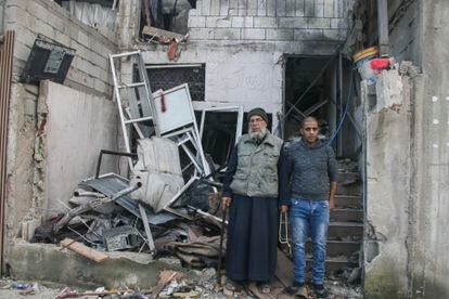 Mohamed Odeh, junto a su padre, en su casa que los militares volaron con explosivos el martes en Nur Shams.