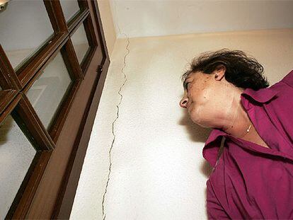 Carmen San Isidro, junto a una de las grietas que han provocado en su casa las obras del metro.