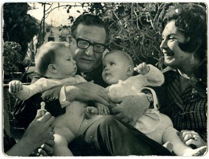 Salvador Allende y su esposa, Tencha Bussi, en 1971 junto a sus nietas Marcia Tambutti y Maya Fernández.