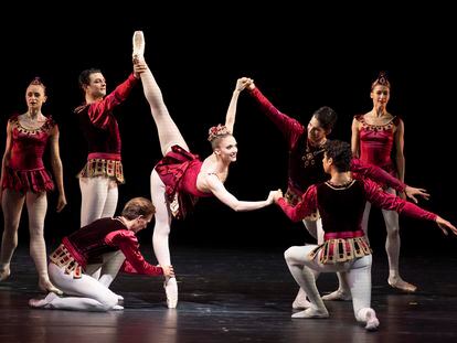 La compañía bávara Bayerisches Staatsballet durante su actuación hoy viernes en la inauguración de la 36 edición del Festival Castell de Peralada. EFE/David Borrat.