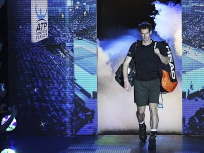 Murray accede a la pista del O2 Arena de Londres.