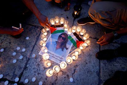 Candles next to a photo of Palestinian journalist Shireen Abu Akleh, on May 16 during a vigil in her memory in Bethlehem (West Bank).