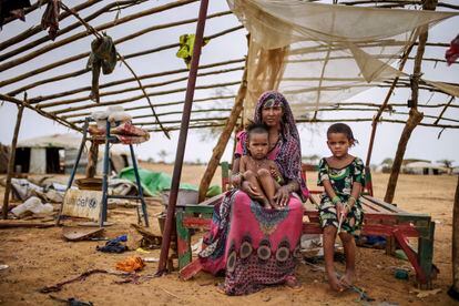 El campo de refugiados de Goudébou, cerca de Dori, en el norte de Burkina Faso, acoge a unos 8.500 refugiados malienses que huyeron de su país a partir de 2012. En la imagen, Bouchio Wallet Olamine y sus dos nietas, Fatoumata y Mouzda, de cuatro y dos años, bajo la estructura de su tienda arrasada por una tormenta.