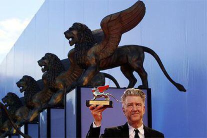 David Lynch posa ayer en la Mostra de Venecia con el León de Oro extraordinario.