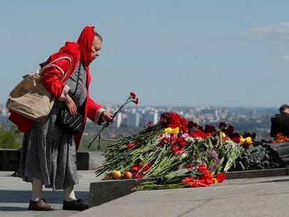 Kyiv (Ukraine), 09/05/2022.- A woman lays flowers near the Tomb of the Unknown Soldier in Kyiv (Kiev), Ukraine, 09 May 2022. Several countries mark the 77th anniversary of Victory Day, the unconditional surrender of Nazi Germany on 08 May 1945 and the Allied Forces' victory, which marked the end of World War II in Europe. (Alemania, Ucrania) EFE/EPA/SERGEY DOLZHENKO
