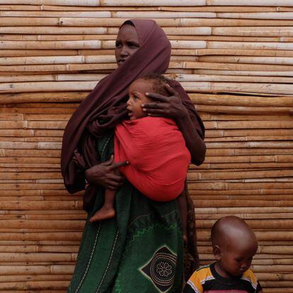 Una mujer refugiada junto a sus hijos en el campo de Melkadida,  
Allí, el 54% de la población son mujeres y el 66% son menores de 18 años, etapa fundamental para el desarrollo personal. Los proyectos educativos de formación para adultos en oficios como incluyen sastrería, diseño de tatuajes de henna, talleres de bordados, peluquería y fontanería. 
