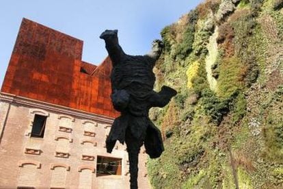 Escultura de bronce de siete metros de Miquel Barceló, instalada en La Castellana.