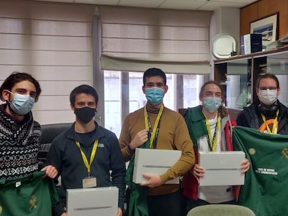 El Teniente Coronel Manuel Izquierdo (derecha) junto al equipo 'Heappies'. Desde la izquierda, Sergio Pérez, Javier Yuste, Isaac Lozano, Raúl Martín y Jakub Jan.