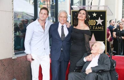 Cameron Douglas, con su padre y su abuelo, Michael y Kiri, y Catherine Zeta-Jones en Hollywood en 2018.