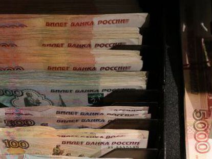 Imagen de una caja registradora en Mosc&uacute; con billetes de 100, 500, 1000 y 5000 rublos.