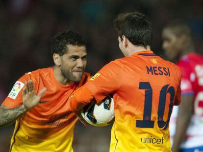 Alves felicita a Messi tras un gol.